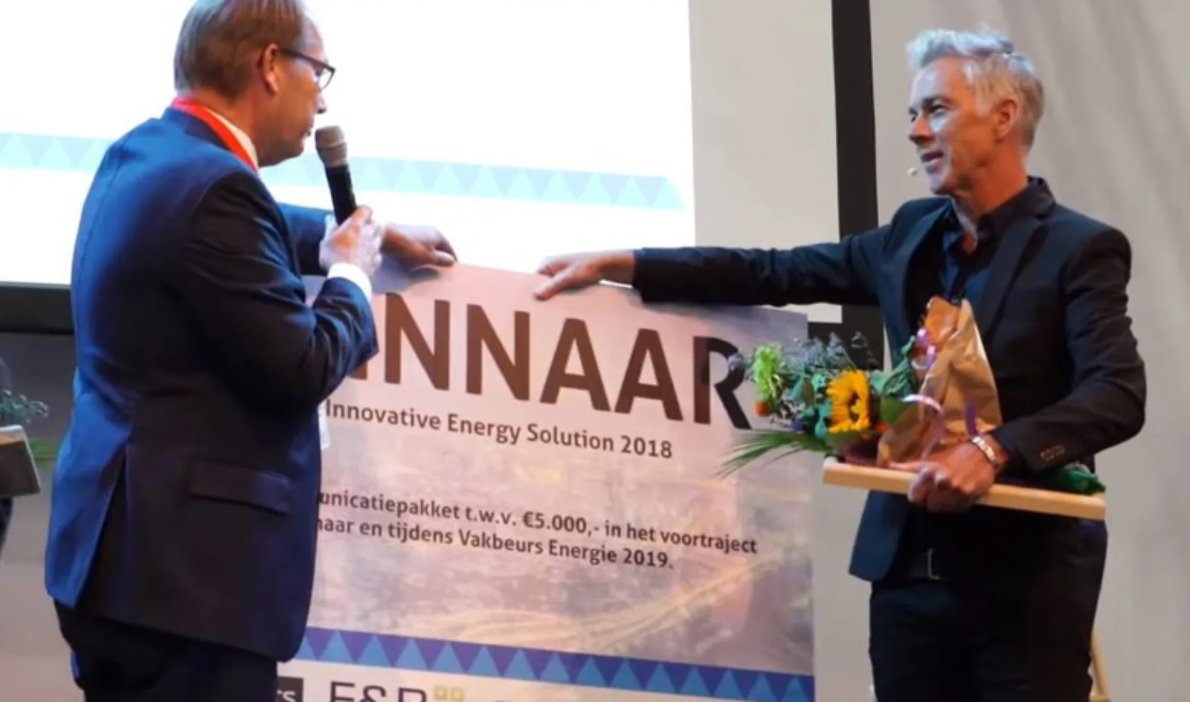 Uitreiking award aan Triple Solar directeur Cees Mager