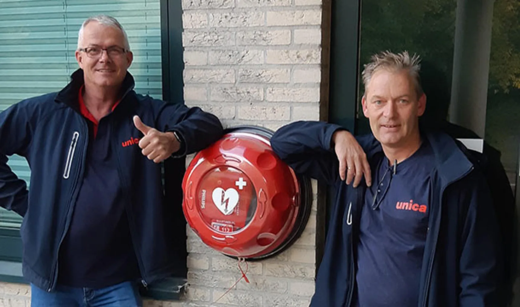 IT202012 Monteurs van Unica naast een zojuist gemonteerde AED