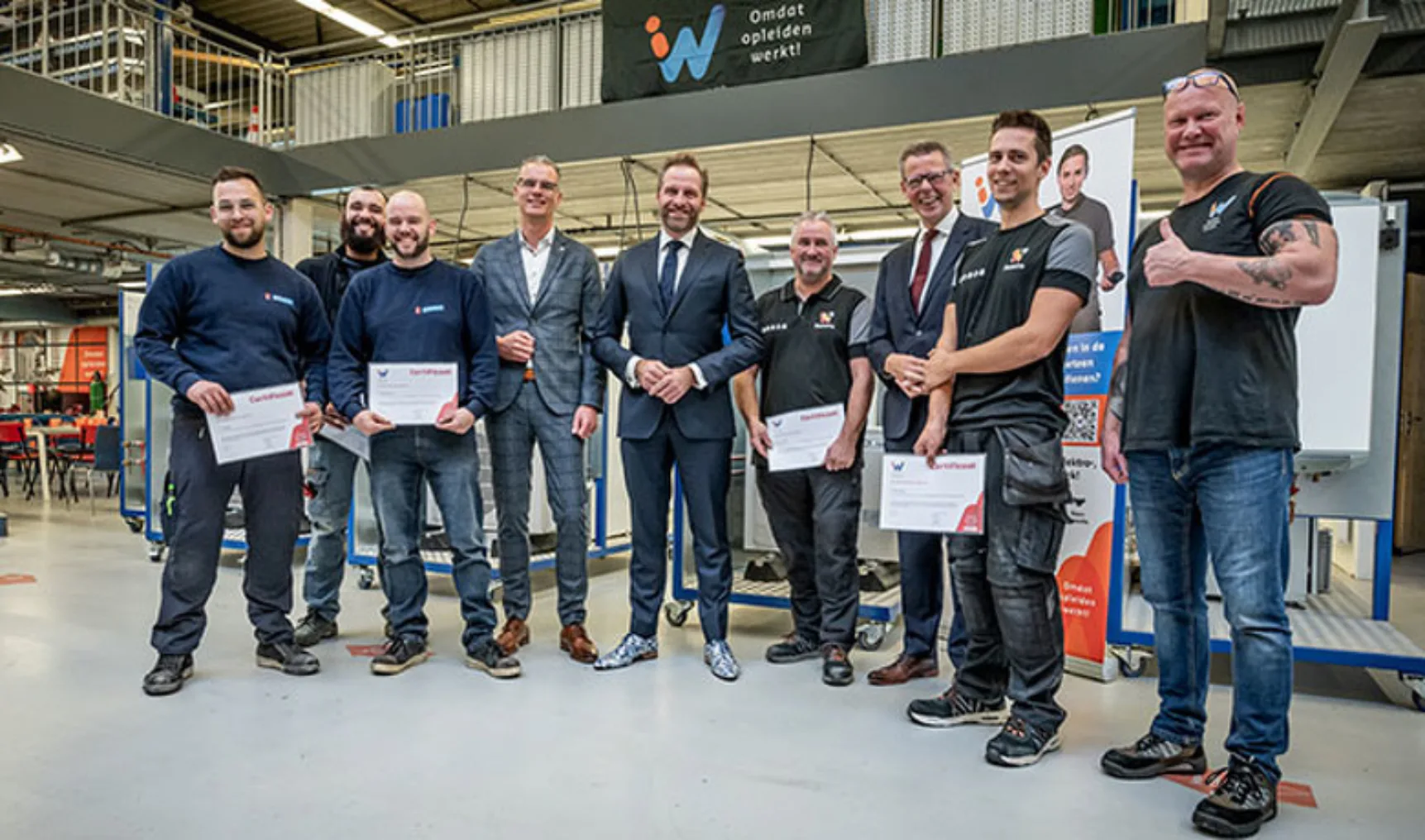 IT20221102 Techniek Nederland Minister De Jonge reikt eerste deelcertificaten hybride warmtepompen uit